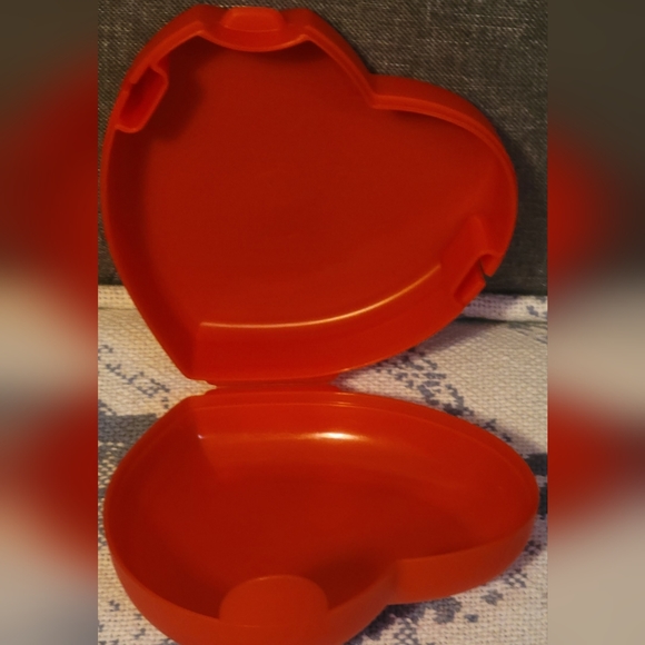 Tupperware Heart Shaped Container - Picture 9 of 10